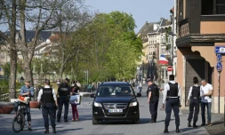 Des policiers contrôlent des piétons et un automobiliste dans une rue de Strasbourg, le 9 avril 2020 pendant le confinement instauré en France pour lutter contre le coronavirus