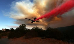 Un avion déverse une substance qui ralentit la progression du feu en Californie