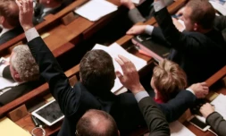 Des députés français votent à main levée des amendements à la constitution à l'Assemblée nationale française à Paris, le 9 février 2016