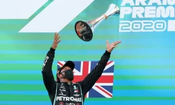 Le pilote Mercedes Lewis Hamilton ravi de sa victoire sur le podium du GP d'Espagne sur le circuit de Montmeló, le 16 août 2020