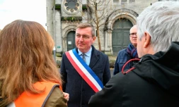 Le maire de Verdun, Samuel Hazard, lors d'une manifestation devant l'église Saint-Jean-Baptiste, à Verdun, dans la Meuse, le 15 novembre 2025