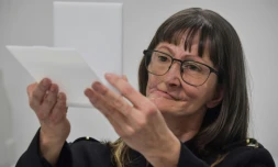 Denise Vicentin, défigurée par un cancer se regarde dans le miroir après une reconstruction à Sao Paulo, le 3 décembre 2019