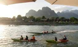 Des touristes sur la rivière Nam Song à Vang Vieng, au Laos, le 24 novembre 2024