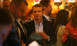 Emmanuel Macron (c), le 23 avril 2017 dans le restaurant parisien La Rotonde