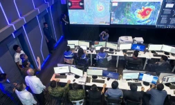 Le président Philippin Rodrigo Duterte visite le centre d'opérations du Conseil national de réduction et de gestion des risques de catastrophes (NDRRMC) à Manille, le 13 septembre 2018