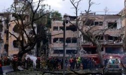 Les secours travaillent autour d'immeubles partiellement détruits par un missile iranien à tel-Aviv, le 16 juin 2025
