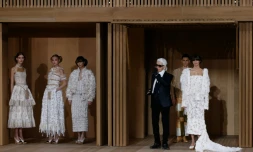 Le couturier Karl Lagerfeld (en noir), lors du défilé Chanel le 26 janvier 2016 à Paris