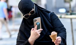 Une touriste saoudienne prend une photo de son cornet de glace, le 13 août 2021 à Lviv, en Ukraine