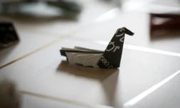 Un origami (papier plié) représentant un canard, laissé par un client sur une table de restaurant et appartenant à la collection de Yuki Tatsumi. Photo prise le 23 mai 2018 à Kameoka
