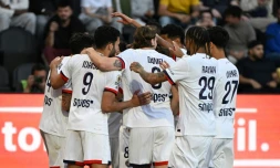 Les joueurs du PSG se congratulent après leur troisième but inscrit par Lucas Beraldo à Angers, le 25 avril 2026