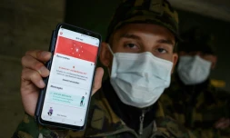 Un soldat suisse montre sur son smartphone une application de traçage Bluetooth pour lutter contre l'épidémie de coronavirus, le 30 avril 2020 à la caserne de Chamblon