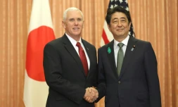 Le vice-président américain Mike Pence et le Premier ministre japonais Shinzo Abe à Tokyo le 18 avril 2017