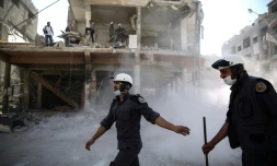 Les secours au milieu des décombres le 5 octobre 2016 dans un quartier détruit par les bombardements à Alep