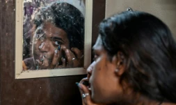 Une artiste transgenre, Ayesha Koli, se maquille le 21 février 2022 à son domicile de Bombay