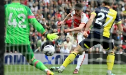 Le milieu d'Arsenal Declan Rice marque le troisième but de son équipe samedi contre Bournemouth, lors du match de Premier league à l'Emirates Stadium de Londres.