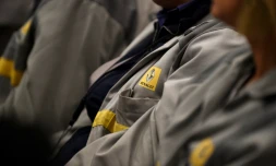 Des travailleurs en combinaison de travail portant le logo Renault sur une chaîne d'assemblage à Batilly (est), le 6 mars 2017. 
Le constructeur automobile est soupçonné d'avoir faussé les tests sur les émissions de polluants des moteurs 