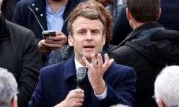 Le président Emmanuel Macron, candidat à sa réélection, lors d'une visite de campagne à Spezet, le 5 avril 2022 dans le Finistère