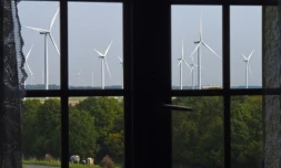 Des éoliennes vues d'une maison à Montagne-Fayel dans la Somme, le 27 septembre 2017