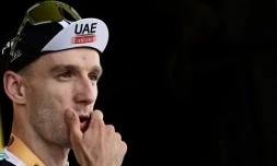 Le coureur britannique de UAE Team Emirates, Adam Yates, sur le podium après avoir remporté la première étape de la 110e édition du Tour de France cycliste, à Bilbao, dans le nord de l'Espagne, le 1er juillet 2023