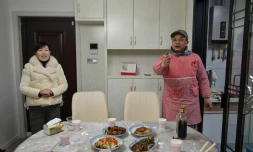 Pen Lixing prépare le 24 janvier 2020 le repas du réveillon du Nouvel an chinois avec son épouse Wang Yangong à Wuhan, ville coupée du reste du monde en raison de la propagation d'un nouveau coronavirus.