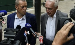 Les avocats de Murielle Bolle Jean-Paul Teissonniere (D) et Christophe Ballorin (G) arrivent au palais de justice de Dijon, le 4 août 2017