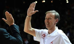 La satisfaction de l'entraîneur des Bleus Vincent Collet après la victoire face à la Russie en qualifs pour le Mondial-2019 de basket, le 23 février 2018 à Strasbourg 