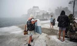 Des nageurs arrivent pour un bain dans les eaux du détroit du Bosphore, dans le quartier de Bebek, à Istanbul, le 22 février 2025
