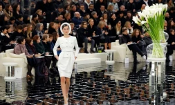 Un mannequin présente une création Chanel de la collection printemps/été, le 24 janvier 2017 