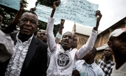 Des manifestants rassemblés à Kinshasa, le 12 janvier 2018, à l'issue d'une messe en hommage aux victimes de la marche du 31 décembre 2017 contre le président congolais Joseph Kabila