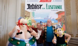 Les auteurs de la série Astérix et Obélix, Fabcaro (au centre à g.) et Didier Conrad (au centre à d.), posent entourés de personnes déguisées en Astérix (d) et Obélix (g), à l'ambassade du Portugal à Paris, le 13 octobre 2025