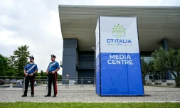 Des policiers se tiennent devant le centre des médias du G7 Italie 2024 à Bari, en Italie, le 11 juin 2024