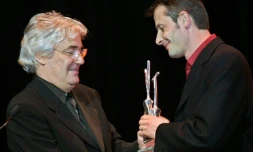 Le réalisateur polonais Andrzej Zulawski (g.) lors du 15e Festival international de programmes audiovisuels (FIPA), le 26 janvier 2002 à Biarritz.