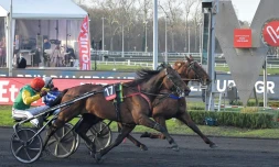 Le trotter "Davidson du Pont", drivé par Nicolas Bazire (au premier plan), coiffe sur le poteau "Galius", piloté par Yoann Lebourgeois, et remporte la 101 édition du Grand prix d'Amérique à Paris-Vincennes, le 30 janvier 2022