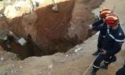 Des équipes de secours tentent d'extraire un enfant de cinq ans tombé dans un puits profond, près de Bab Berred, dans le nord du Maroc, le 3 février 2022