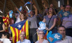 Des Catalans applaudissent le lancement officiel de la campagne pour le "oui" au référendum d'autodétermination, le 14 septembre 2017 à Tarragone