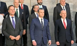 (g-d) Le secrétaire général de l'Otan, Mark Rutte, le secrétaire américain à la Défense, Pete Hegseth, et le secrétaire britannique à la Défense, John Healey, lors d'une photo de famille en marge d'une réunion des ministres de la Défense de l'Otan au siège de l'organisation, le 5 juin 2025 à Bruxelles