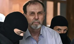 La police escorte Juraj Cintula jusqu'Ă la salle d'audience de Banska Bystrica, en Slovaquie, le 8 juillet 2025, pour le dĂ©but de son procĂšs oĂč il est accusĂ© d'avoir tirĂ© sur le Premier ministre slovaque Robert Fico