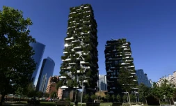 Le "Bosco Verticale" (forêt verticale), deux tours végétales à Milan conçues par l'architecte italien Stefano Boeri, le 5 septembre 2017