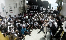 Une photo diffusée par l'ONG SOS Méditerranée montrant des membres de cette organisation en train d'informer les migrants secourus sur le navire humanitaire l'Aquarius, le 11 juin 2018.  