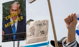 Des Israéliens à Tel-Aviv réclament la démission de Benjamin Netanyahu lors de la première manifestation depuis que la police a recommandé son inculpation pour corruption, le 16 février 2018