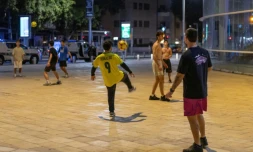 Des Israéliens jouent au football, le 7 mars 2026 à Tel-Aviv