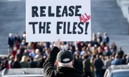 Un manifestant tient une pancarte appelant à la publication de tous les documents du dossier Epstein, à l'extérieur du Capitole de Washington, le 12 novembre 2025