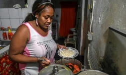 La Colombienne Elizabeth Mosquera, qui a perdu son emploi, prépar le dßner dans sa cuisine, le 7 décembre 2020 à Medellin, en Colombie