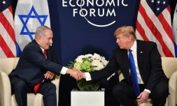 Le président américain Donald Trump serre la main au Premier ministre israélien Benjamin Netanyahu lors d'une rencontre à Davos le 25 janvier 2018.