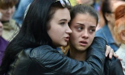 Deux jeunes femmes participent à une messe en hommage aux victimes de la tuerie de Kertch,  le 18 octobre 2018