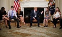 Donald Trump rencontre des rescapés de la fusillade de Floride pour parler des armes à feu le 21 février 2018 à la Maison Blanche
