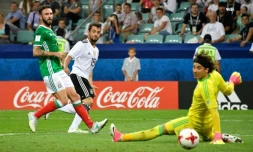 Le milieu Amin Younes (c) inscrit le 4e but pour la Mannschaft face au Mexique en demie de la Coupe des Confédérations, le 29 juin 2017 à Sotchi