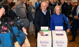 Le Premier ministre Malcolm Turnbull et son épouse Lucy glissent leurs bulletins dans l'urne, à Sidney le 2 juillet 2016 