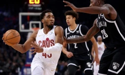 Balle en main, la star des Cleveland Cavaliers Donovan Mitchell, lors de la victoire de son équipe contre les Brooklyn Nets, en match de NBA délocalisé à Paris, le 11 janvier 2024.