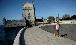 Le coureur français Serge Girard court devant la tour de Belem près de Lisbonne, le 3 mars 2016